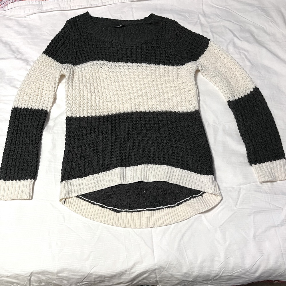 Rue21 Sweater high low long sleeve Dark Gray And White womens top size medium